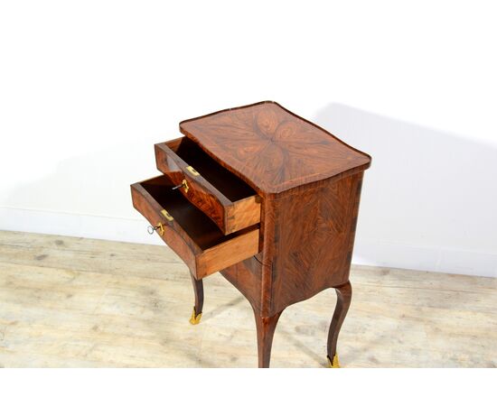 VENDUTO Mobiletto da centro in legno di viola, Torino, Epoca Luigi XV, Metà XVIII secolo