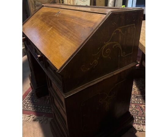 TAV317 - Bancone da reception in noce con intarsi, epoca '700, misure cm L 130 x H 105 x P 65