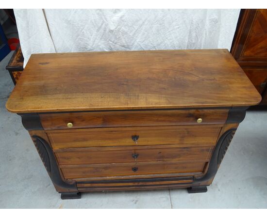 Cassettone in noce vercellese Carlo X scolpito e filettato 1820 Piemonte