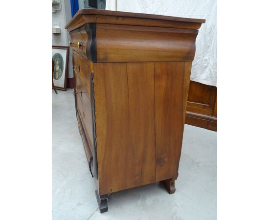 Cassettone in noce vercellese Carlo X scolpito e filettato 1820 Piemonte