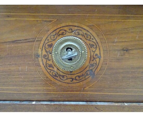 Cassettone Carlo X in noce intarsiato acero 1820 Piemonte