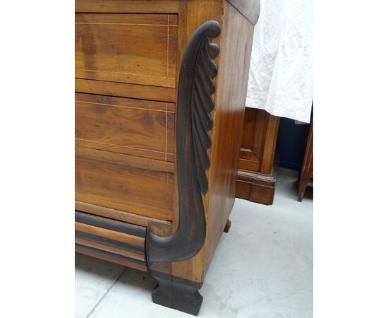 Cassettone in noce vercellese Carlo X scolpito e filettato 1820 Piemonte