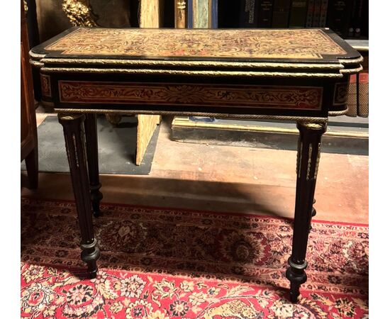 TAV318 - Tavolo Boulle con piano apribile, intarsi in ottone e tartaruga, epoca '800, misure cm L 87 x P 44 x H 75