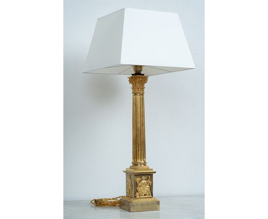 Lampada antica Impero Francese in bronzo dorato finemente cesellato appartenente agli inizi del XIX secolo.