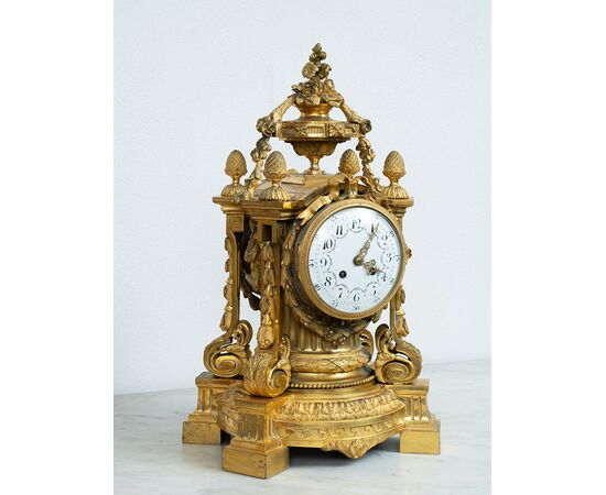 Orologio antico Napoleone III Francese in bronzo dorato.Periodo XIX secolo.