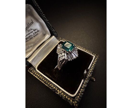 Anello  in  Platino  con   Smeraldo  e   Diamanti  