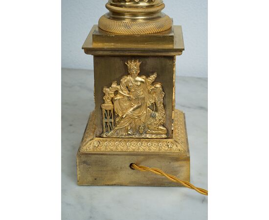 Lampada antica Impero Francese in bronzo dorato finemente cesellato appartenente agli inizi del XIX secolo.