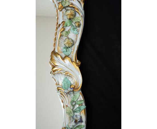 Specchiera antica in porcellana policroma di Capodimonte. Periodo inizio XX secolo.