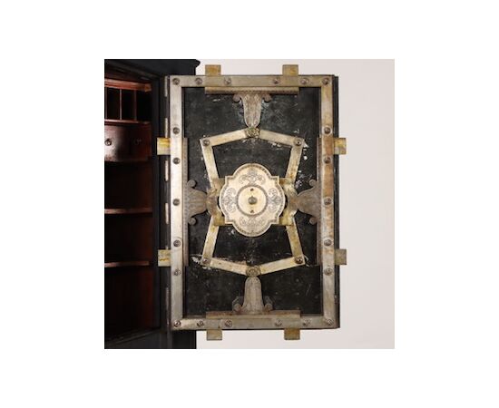DARS675 - Antique safe in walnut and iron, decorated with studs, 19th century, dimensions cm W 112 x H 186 x D 57