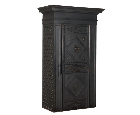 DARS675 - Antique safe in walnut and iron, decorated with studs, 19th century, dimensions cm W 112 x H 186 x D 57