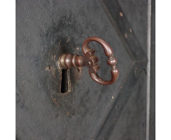DARS675 - Antique safe in walnut and iron, decorated with studs, 19th century, dimensions cm W 112 x H 186 x D 57