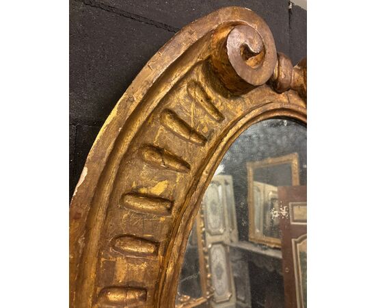 SPECC558 - Oval lacquered and gilded mirror, '7/'800 period, measures cm W 105 x H 207