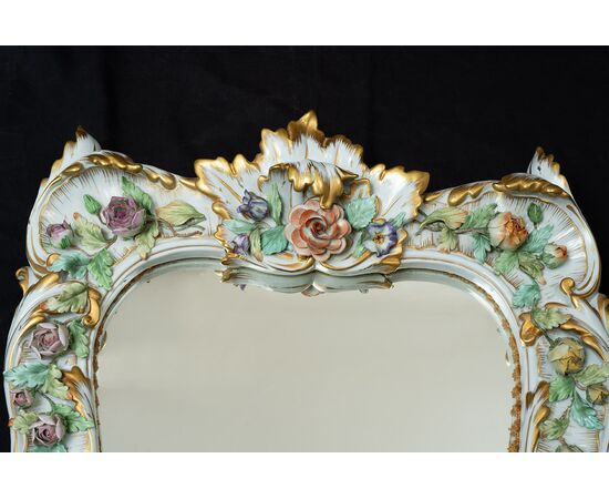 Specchiera antica in porcellana policroma di Capodimonte. Periodo inizio XX secolo.