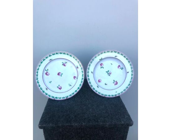Pair of porcelain plates with roses decoration. Doccia-Ginori manufacture.     