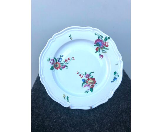 porcelain plate with &#39;bunches&#39; decoration. Doccia-Ginori manufacture.     