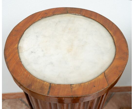 Pair of antique cherry wood columns with white marble tops. Naples, early 19th century.