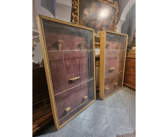 Coppia di teche in legno 