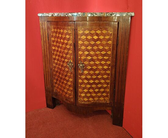 Angolare intarsiato piano in marmo