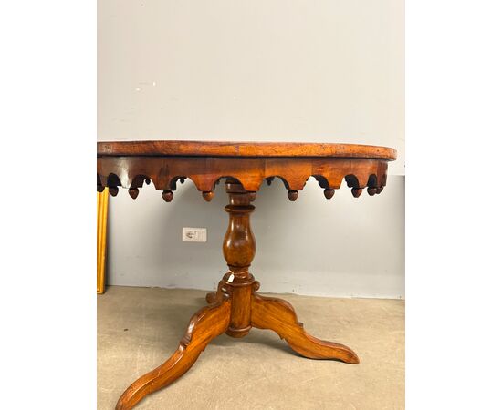 Antico tavolo rotondo in masso di noce, '800 Carlo X, 78x107 cm