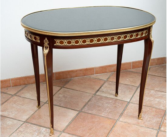 Tavolino antico Napoleone III in mogano con innesti di elementi in bronzo dorato. Francia XIX secolo.
