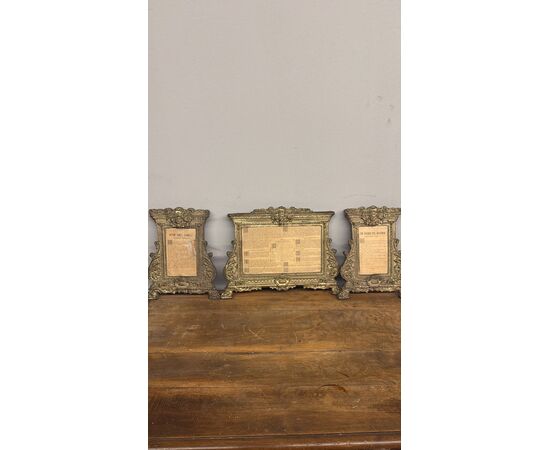 Antico gruppo di tre Cartagloria, XIX sec, in metallo sbalzato dorato, 26x35 e 26x21cm