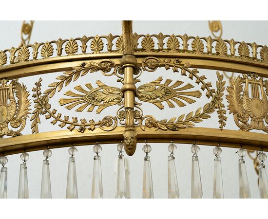 Lampadario antico Impero in bronzo dorato con pendenti in vetro sfaccettato. Francia XIX secolo.