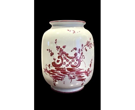 Vaso in maiolica con decoro ad architetture e motivi vegetali  in rosso porpora.Casali e Callegari.Pesaro.