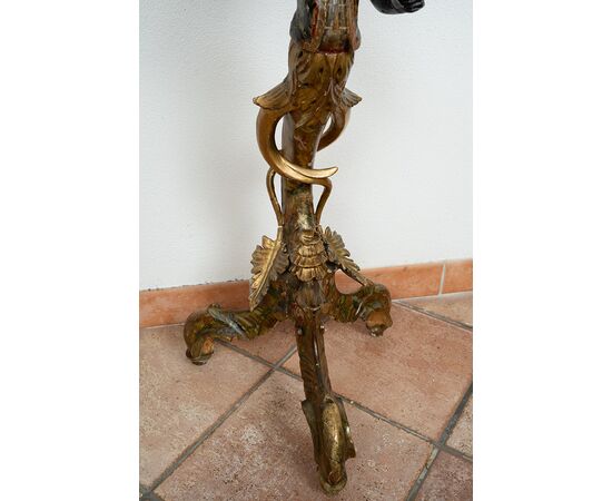 Tavolino antico"Trespolo" in legno laccato e dorato. Venezia XIX secolo.