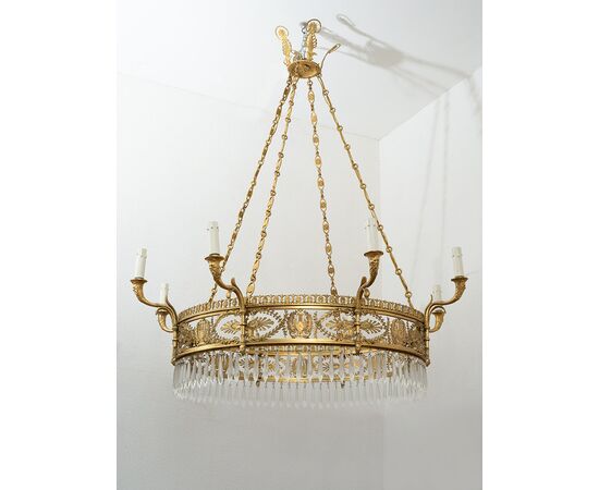 Lampadario antico Impero in bronzo dorato con pendenti in vetro sfaccettato. Francia XIX secolo.