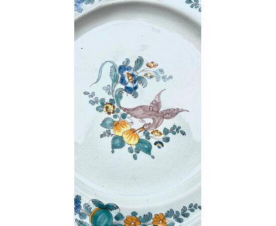Piatto in maiolica con decoro floreale e uccello ‘dal collo ritorto’.Cerreto Sannita.