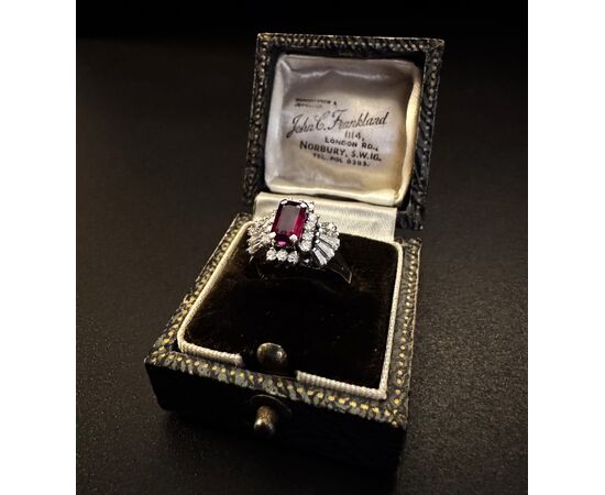 Anello  in  Platino  con  Rubino  e  Diamanti  