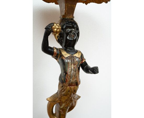 Tavolino antico"Trespolo" in legno laccato e dorato. Venezia XIX secolo.