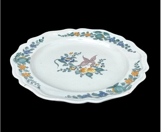 Piatto in maiolica con decoro floreale e uccello ‘dal collo ritorto’.Cerreto Sannita.