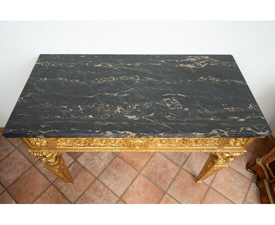 Consolle antica Luigi XVI Napoletana in legno dorato e intagliato con piano in marmo nero portoro. Periodo fine 18secolo.