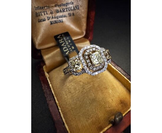 Anello  a  fascia  con    Diamanti   FANCY  color 