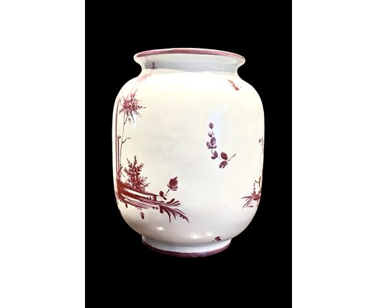 Vaso in maiolica con decoro ad architetture e motivi vegetali  in rosso porpora.Casali e Callegari.Pesaro.