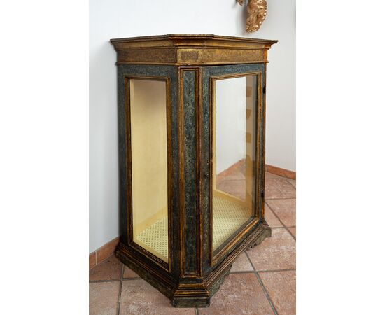 Vetrina/Scarabattola antica in legno laccato e dorato. Napoli XVIII secolo.