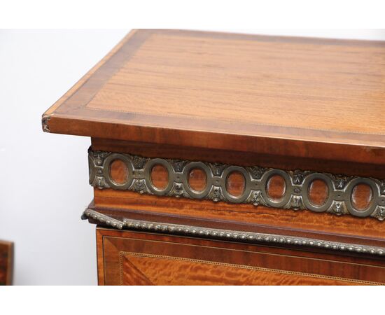 Vetrina ad un'anta in satinwood con bronzi dorati di ornament0