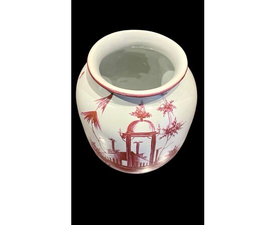Vaso in maiolica con decoro ad architetture e motivi vegetali  in rosso porpora.Casali e Callegari.Pesaro.