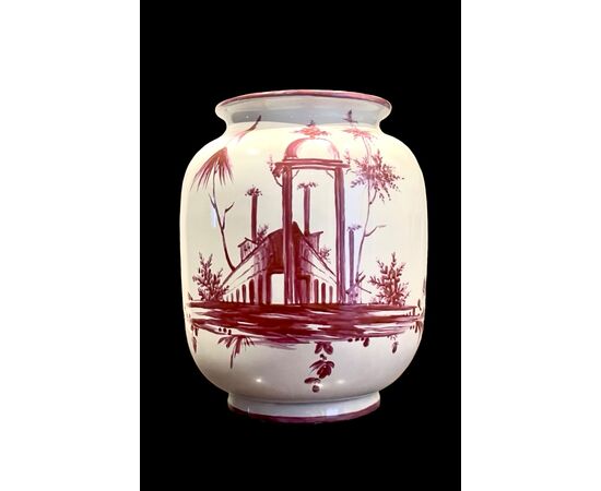 Vaso in maiolica con decoro ad architetture e motivi vegetali  in rosso porpora.Casali e Callegari.Pesaro.