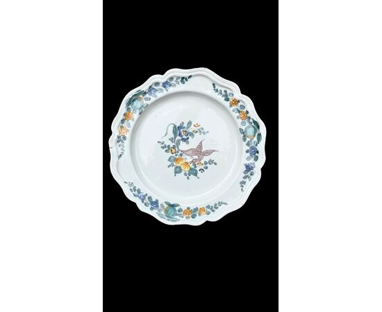 Piatto in maiolica con decoro floreale e uccello ‘dal collo ritorto’.Cerreto Sannita.