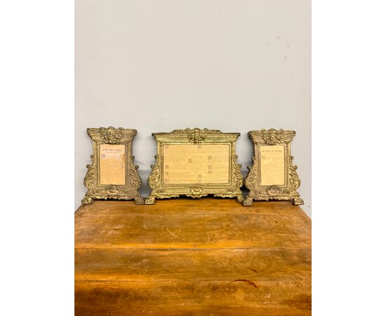 Antico gruppo di tre Cartagloria, XIX sec, in metallo sbalzato dorato, 26x35 e 26x21cm