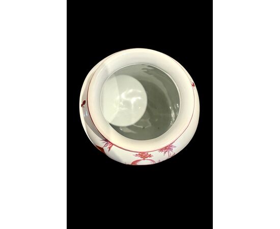 Vaso in maiolica con decoro ad architetture e motivi vegetali  in rosso porpora.Casali e Callegari.Pesaro.