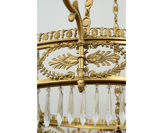 Lampadario antico Impero in bronzo dorato con pendenti in vetro sfaccettato. Francia XIX secolo.