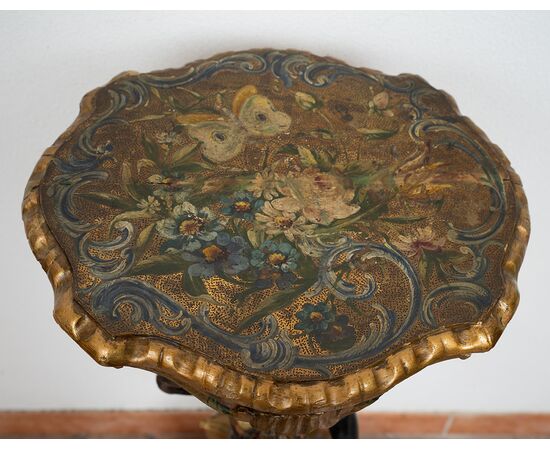 Tavolino antico"Trespolo" in legno laccato e dorato. Venezia XIX secolo.