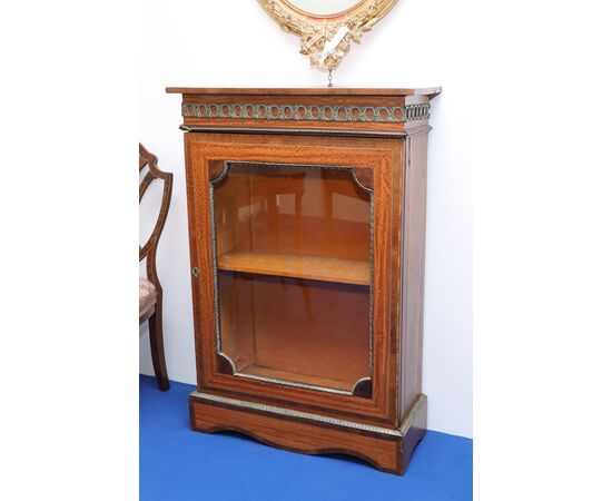 Vetrina ad un'anta in satinwood con bronzi dorati di ornament0