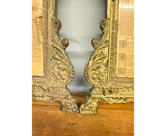 Antico gruppo di tre Cartagloria, XIX sec, in metallo sbalzato dorato, 26x35 e 26x21cm