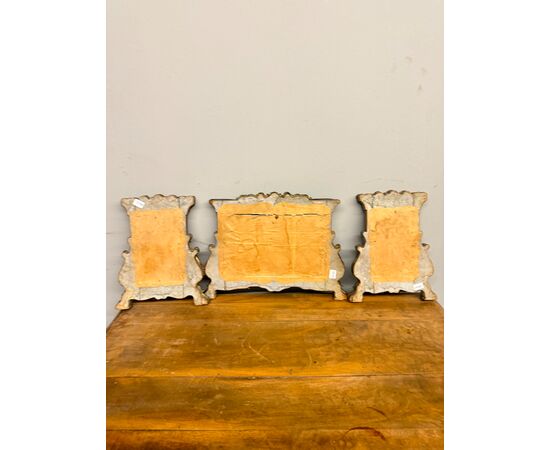 Antico gruppo di tre Cartagloria, XIX sec, in metallo sbalzato dorato, 26x35 e 26x21cm