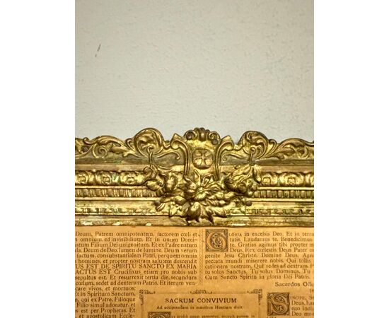 Antico gruppo di tre Cartagloria, XIX sec, in metallo sbalzato dorato, 26x35 e 26x21cm