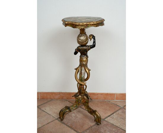 Tavolino antico"Trespolo" in legno laccato e dorato. Venezia XIX secolo.